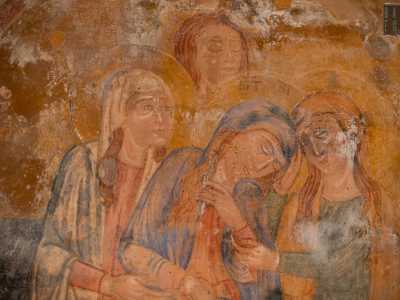 Anche quest�opera rivela aspetti particolari. Sulla sinistra � infatti raffigurata non solo la Madonna che sviene vedendo il proprio figlio morente, ma anche un�altra donna dai capelli rossi ritratta sempre con l�aureola, ma senza il velo. Si tratta della �peccatrice� Maria Maddalena, una figura raramente dipinta nelle scene sacre